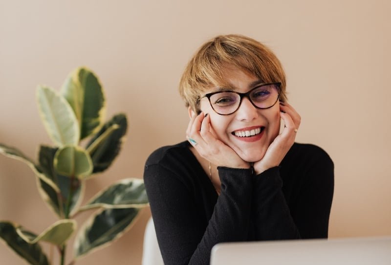 woman-with-chin-hands-guide-to-changing-your-career