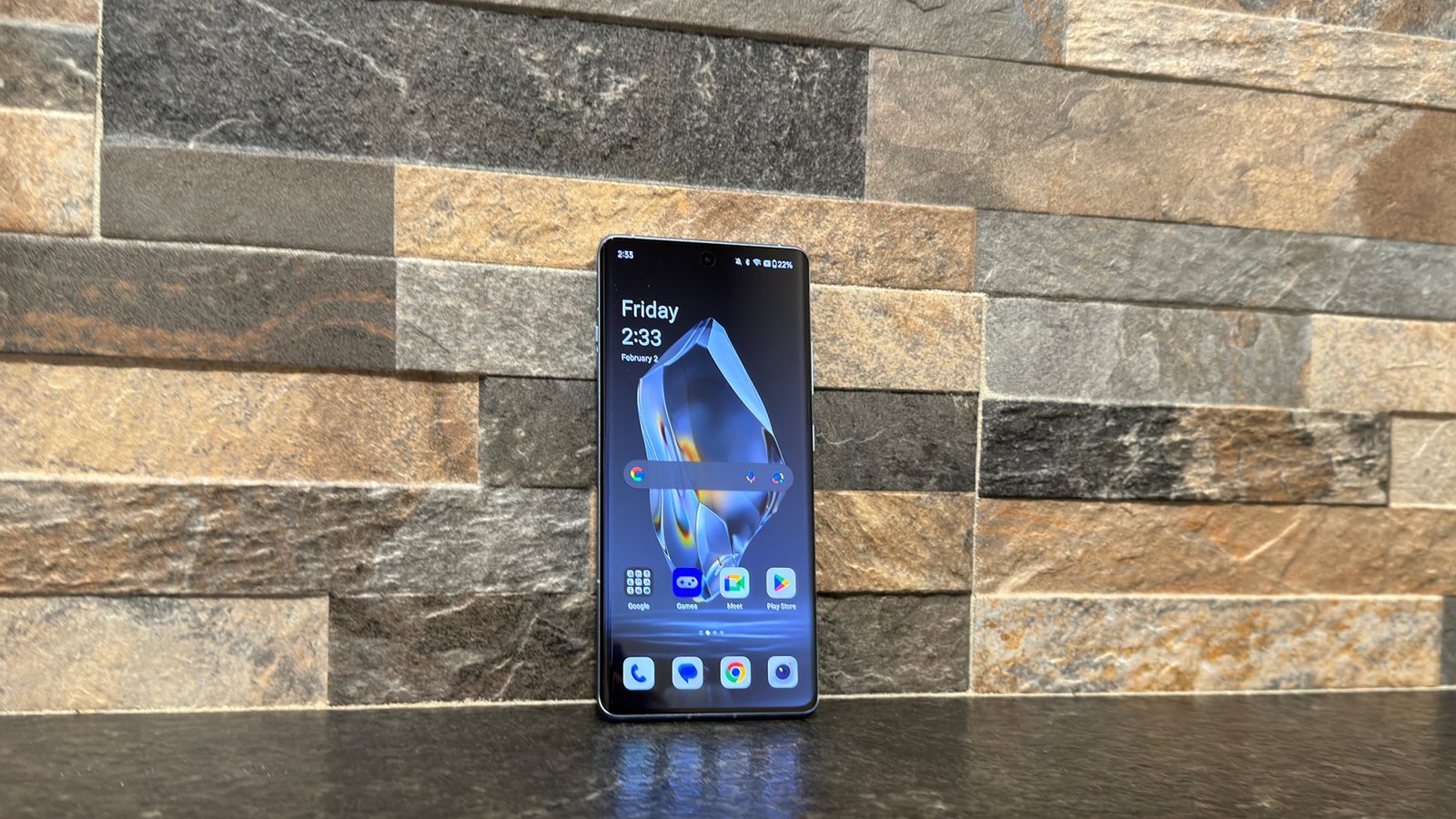 OnePlus 12R dựa vào tường