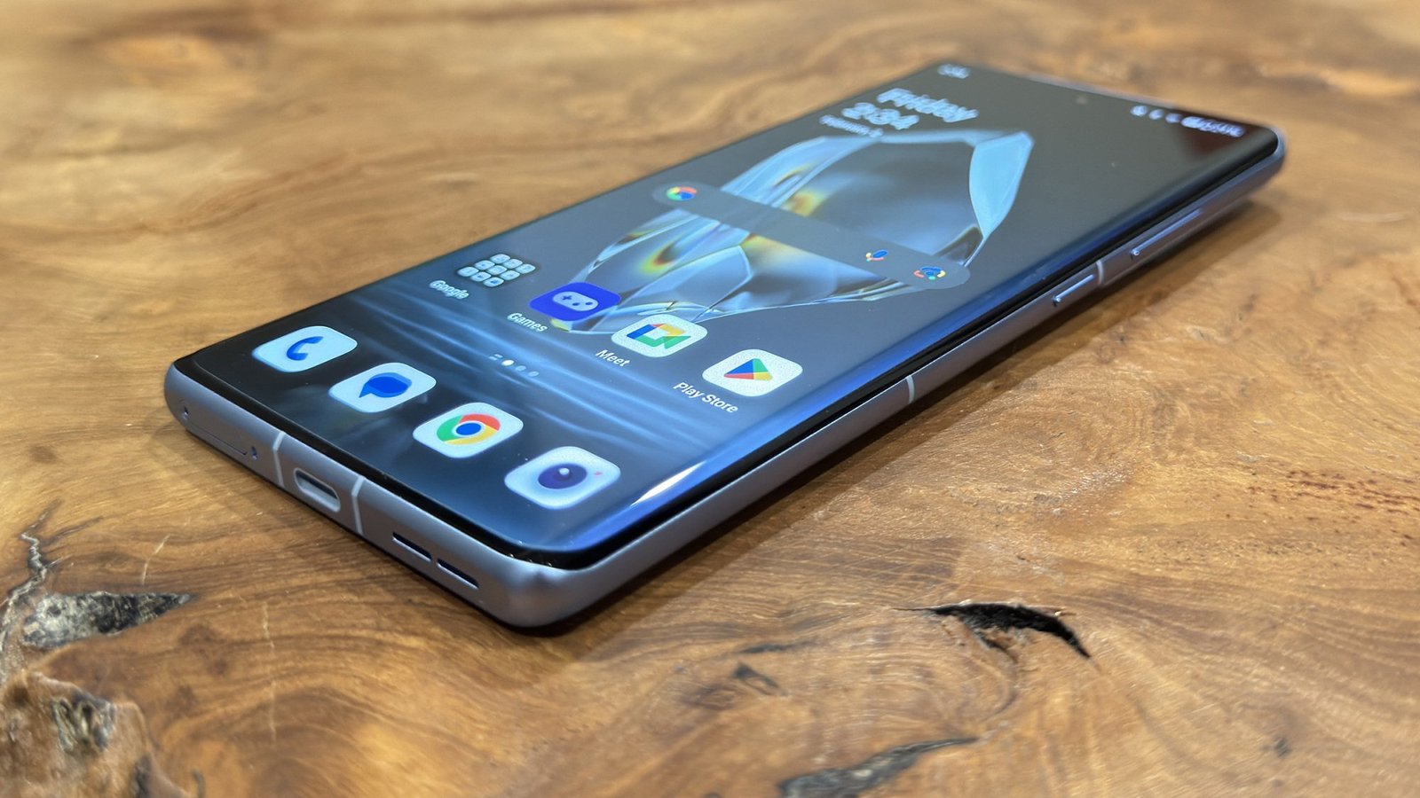 OnePlus 12R úp mặt trên bàn