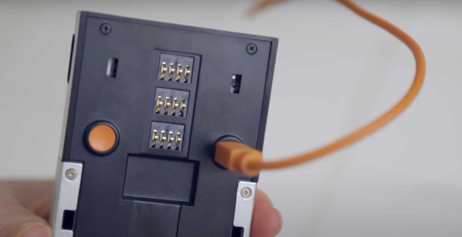 Sạc Chuông cửa thế hệ 1 bằng cáp Micro-USB ở phía sau.