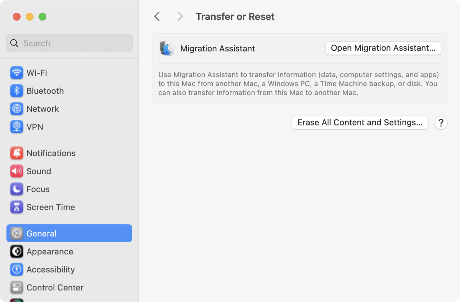 Ứng dụng Cài đặt hệ thống macOS hiển thị tùy chọn Xóa tất cả nội dung và cài đặt.
